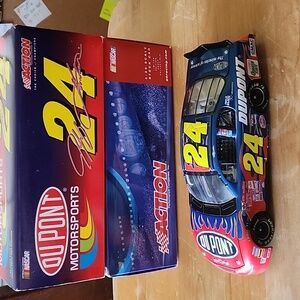 Jeff Gordon Dupont Chevrolet diecast 1:24,  2001 Adult Collectible